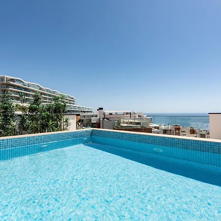 Penthouse Middel Views *